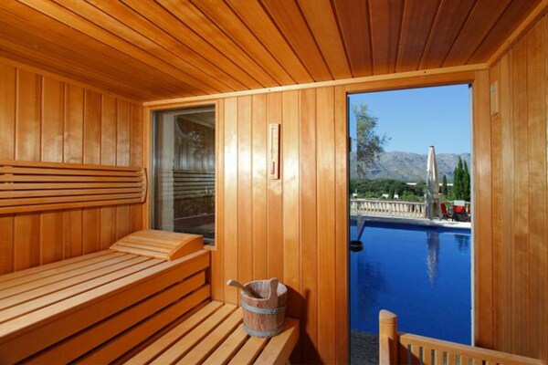 Foto van Villa met Mallorcaanse berguitzicht voor 8 - Vakantiehuis in Pollensa / Pollença - Wellness