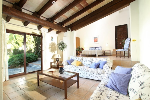 Foto van Villa met Mallorcaanse berguitzicht voor 8 - Vakantiehuis in Pollensa / Pollença - LivingRoom