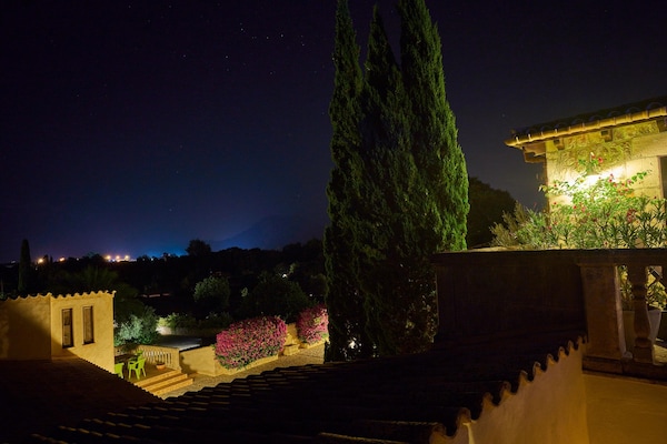Foto van Villa met Mallorcaanse berguitzicht voor 8 - Vakantiehuis in Pollensa / Pollença - Ambiance