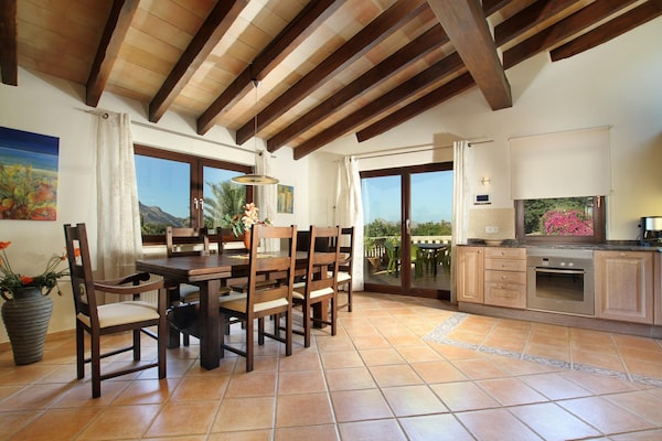 Foto van Villa met Mallorcaanse berguitzicht voor 8 - Vakantiehuis in Pollensa / Pollença - DiningRoom