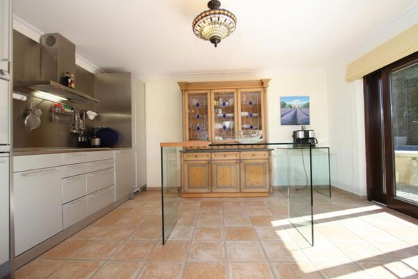 Foto van Villa met Mallorcaanse berguitzicht voor 8 - Vakantiehuis in Pollensa / Pollença - Kitchen
