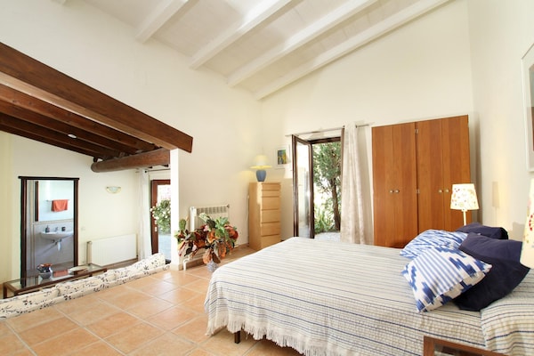 Foto van Villa met Mallorcaanse berguitzicht voor 8 - Vakantiehuis in Pollensa / Pollença - BedRoom