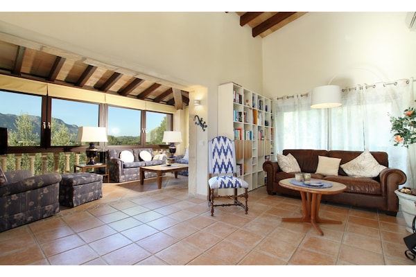 Foto van Villa met Mallorcaanse berguitzicht voor 8 - Vakantiehuis in Pollensa / Pollença - LivingRoom