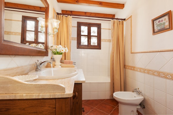 Foto van Rustige Pollensa Villa voor 5 - Vakantiehuis in Pollensa / Pollença - BathRoom