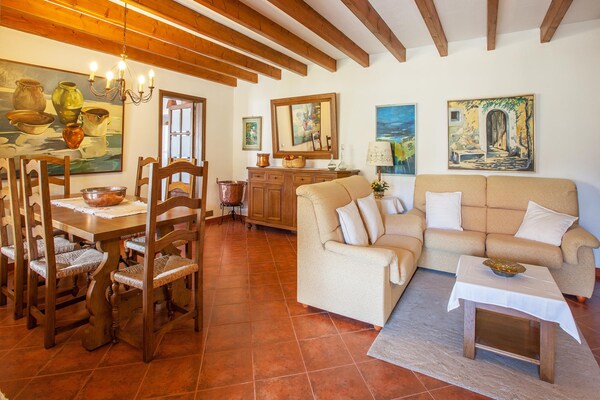 Foto van Rustige Pollensa Villa voor 5 - Vakantiehuis in Pollensa / Pollença - LivingRoom