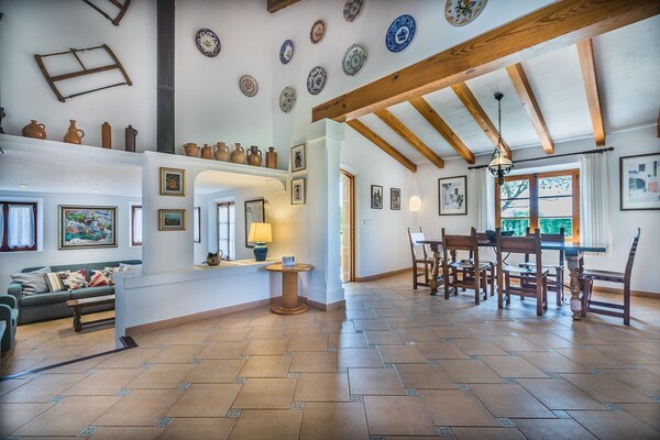 Foto van Vredige landelijke toevluchtsoord met zwembad - Vakantiehuis in Pollensa / Pollença - LivingRoom