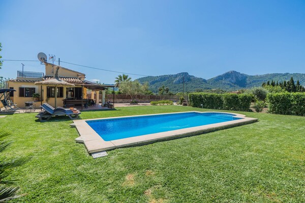 Foto van Villa in Pollensa met uitzicht op de bergen - Vakantiehuis in Pollensa / Pollença - PoolOfHouse