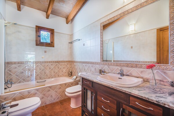 Foto van Vakantieverblijf in de bergen met privézwembad - Vakantiehuis in Pollensa / Pollença - BathRoom