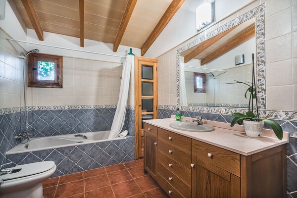 Foto van Vakantieverblijf in de bergen met privézwembad - Vakantiehuis in Pollensa / Pollença - BathRoom