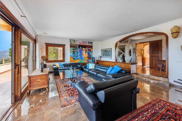 Foto van Villa met 5 slaapkamers en twee zwembaden - Vakantiehuis in Pollensa / Pollença - LivingRoom