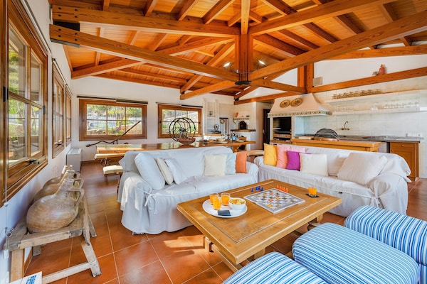 Foto van Villa met 5 slaapkamers en twee zwembaden - Vakantiehuis in Pollensa / Pollença - LivingRoom