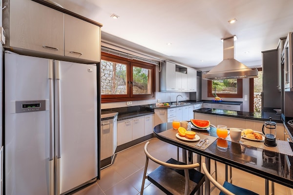Foto van Villa met 5 slaapkamers en twee zwembaden - Vakantiehuis in Pollensa / Pollença - Kitchen