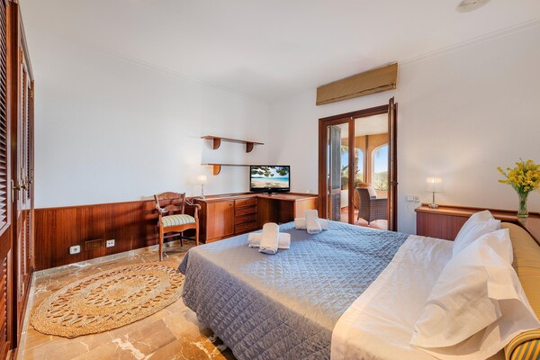Foto van Villa met 5 slaapkamers en twee zwembaden - Vakantiehuis in Pollensa / Pollença - BedRoom