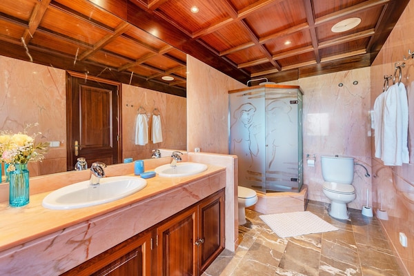 Foto van Villa met 5 slaapkamers en twee zwembaden - Vakantiehuis in Pollensa / Pollença - BathRoom