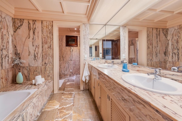 Foto van Villa met 5 slaapkamers en twee zwembaden - Vakantiehuis in Pollensa / Pollença - BathRoom