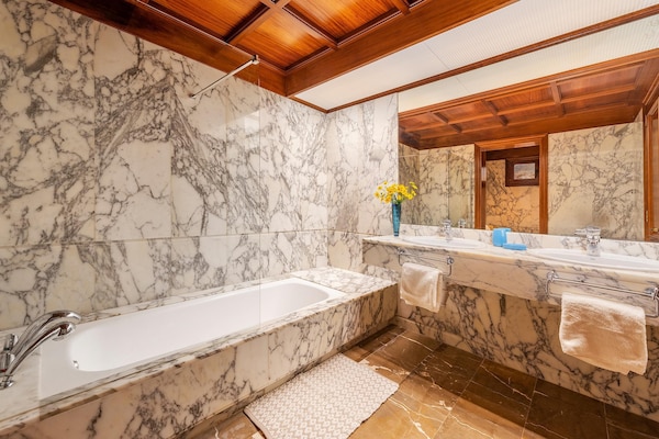 Foto van Villa met 5 slaapkamers en twee zwembaden - Vakantiehuis in Pollensa / Pollença - BathRoom