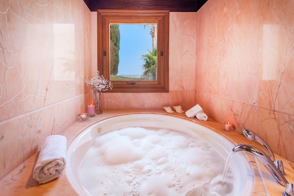Foto van Villa met 5 slaapkamers en twee zwembaden - Vakantiehuis in Pollensa / Pollença - BathRoom
