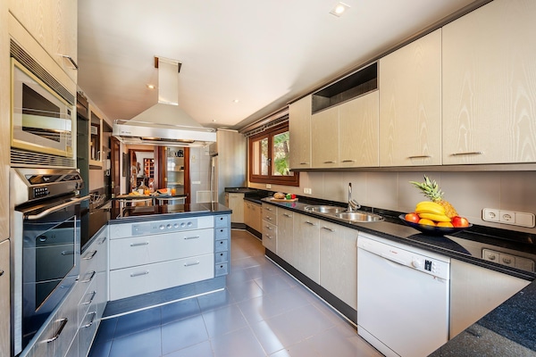 Foto van Villa met 5 slaapkamers en twee zwembaden - Vakantiehuis in Pollensa / Pollença - Kitchen