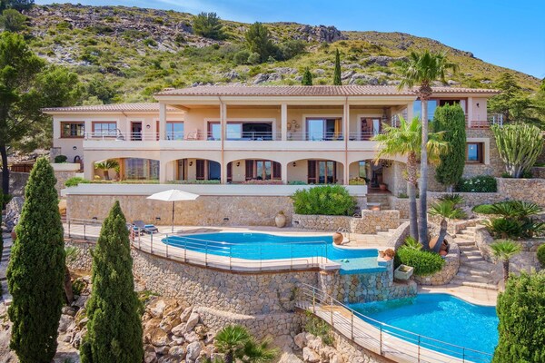 Foto van Villa met 5 slaapkamers en twee zwembaden - Vakantiehuis in Pollensa / Pollença - ExteriorSummer