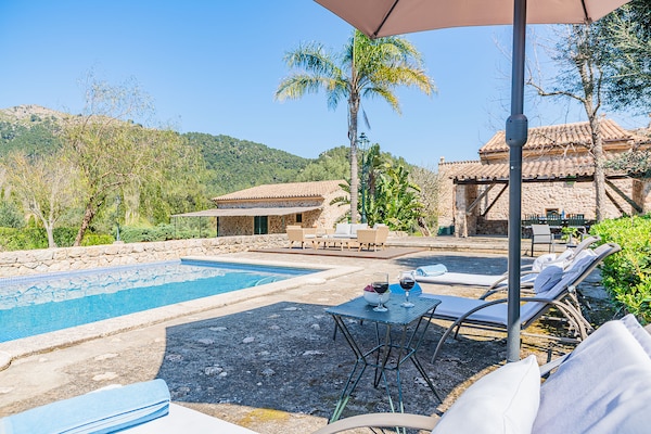 Foto van Villa met uitzicht op de bergen, Mallorca - Vakantiehuis in Pollensa - PoolOfHouse