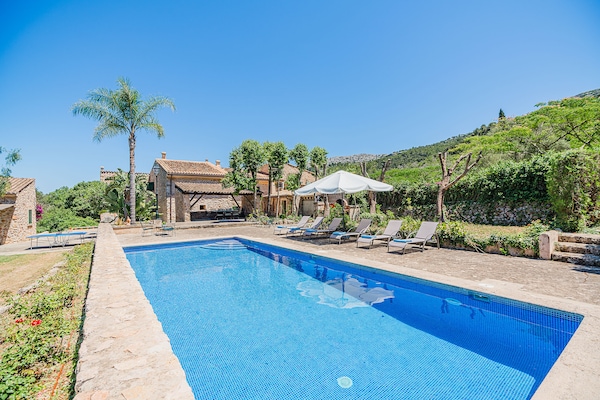 Foto van Villa met uitzicht op de bergen, Mallorca - Vakantiehuis in Pollensa - PoolOfHouse