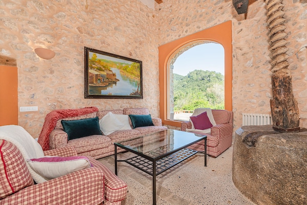Foto van Villa met uitzicht op de bergen, Mallorca - Vakantiehuis in Pollensa - LivingRoom