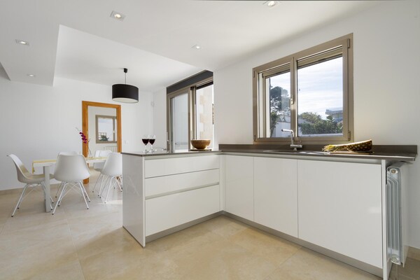 Foto van Villa aan het strand met zwembad, Puerto Pollença - Kitchen
