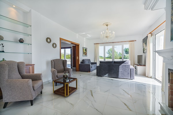 Foto van Villa met zwembad vlakbij het strand op Mallorca - Vakantiehuis in Port de Pollença - LivingRoom