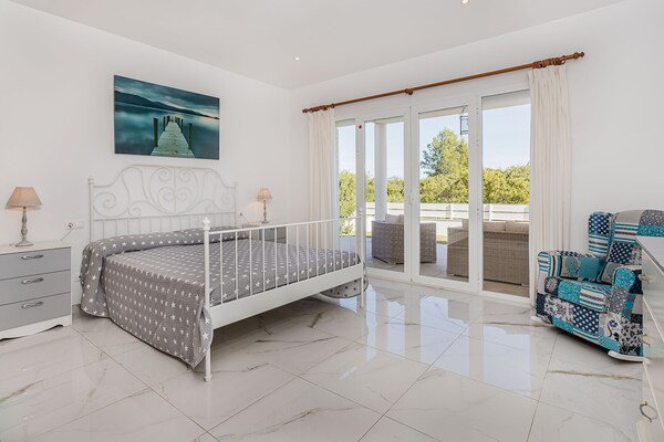Foto van Villa met zwembad vlakbij het strand op Mallorca - Vakantiehuis in Port de Pollença - BedRoom