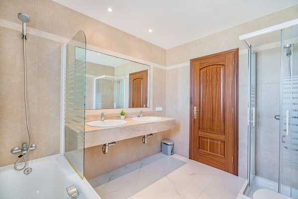 Foto van Villa met zwembad vlakbij het strand op Mallorca - Vakantiehuis in Port de Pollença - BathRoom