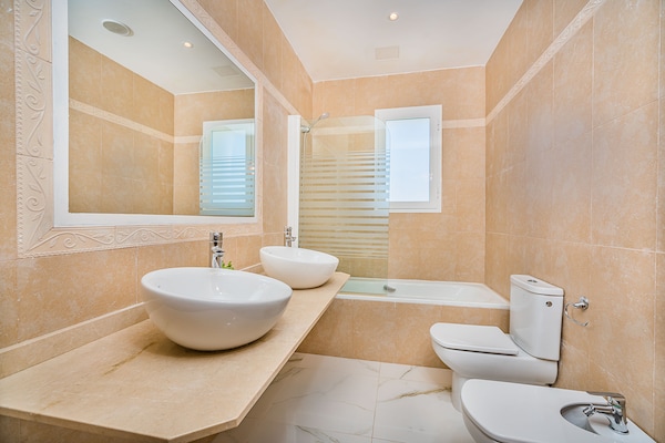 Foto van Villa met zwembad vlakbij het strand op Mallorca - Vakantiehuis in Port de Pollença - BathRoom