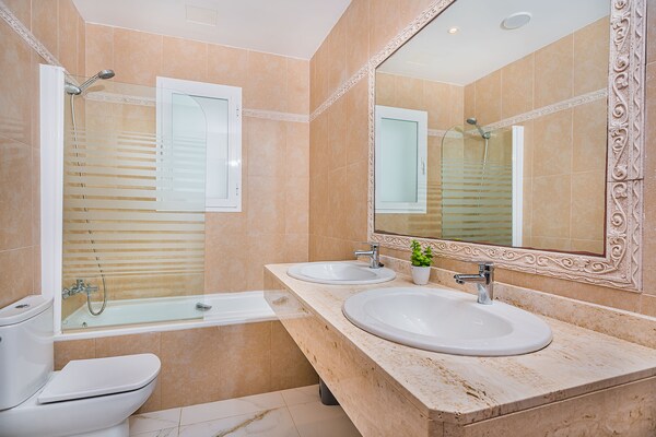Foto van Villa met zwembad vlakbij het strand op Mallorca - Vakantiehuis in Port de Pollença - BathRoom