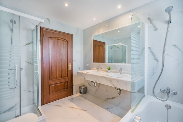 Foto van Villa met zwembad vlakbij het strand op Mallorca - Vakantiehuis in Port de Pollença - BathRoom