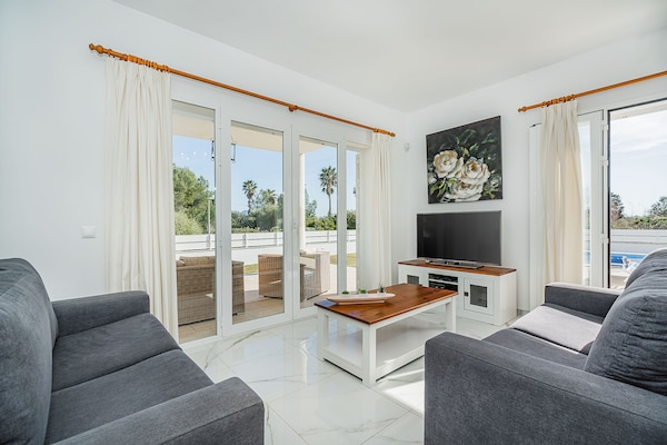 Foto van Villa met zwembad vlakbij het strand op Mallorca - Vakantiehuis in Port de Pollença - LivingRoom