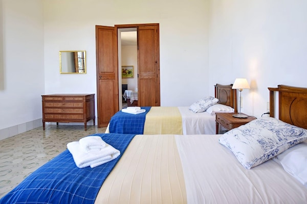 Foto van Vakantiehuis in Migjorn met privézwembad - Vakantiehuis in Migjorn - BedRoom