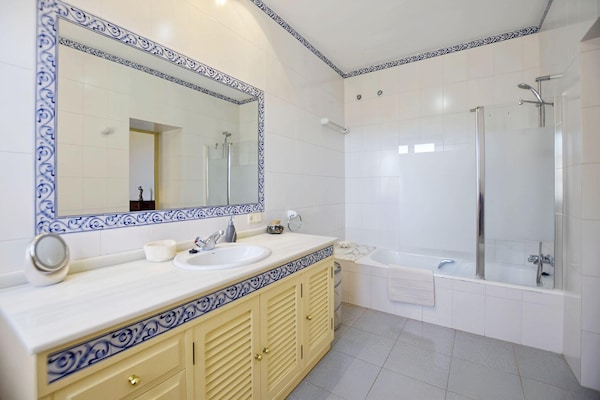 Foto van Vakantiehuis in Migjorn met privézwembad - Vakantiehuis in Migjorn - BathRoom