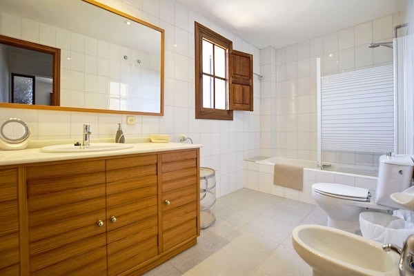 Foto van Vakantiehuis in Migjorn met privézwembad - Vakantiehuis in Migjorn - BathRoom