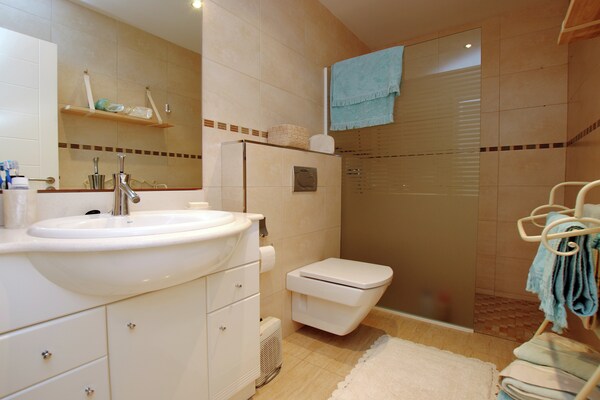 Foto van Modern appartement in Cala Pi met zwembad - Vakantiehuis in Cala pi - BathRoom