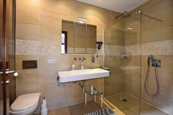 Foto van Villa in Santanyí met privézwembad en BBQ - Vakantiehuis in Santanyi - BathRoom