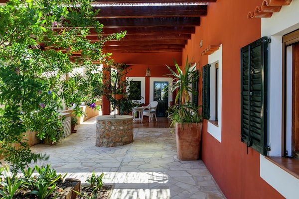 Foto van Vakantiehuis in St. Josep de sa Talaia met zwembad - TerraceBalcony