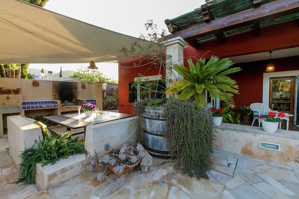 Foto van Vakantiehuis in St. Josep de sa Talaia met zwembad - TerraceBalcony