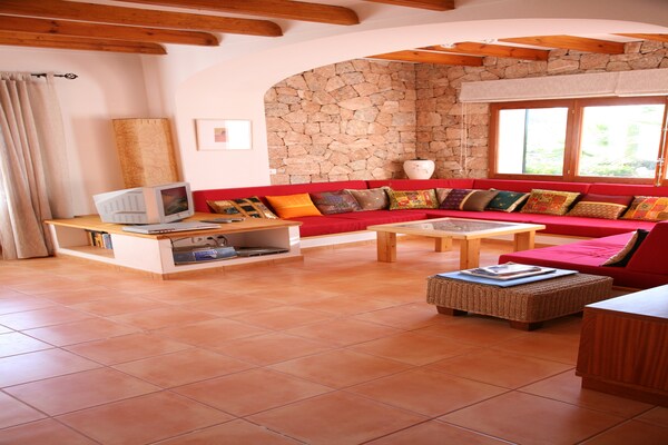 Foto van Vakantiehuis in St. Josep de sa Talaia met zwembad - LivingRoom