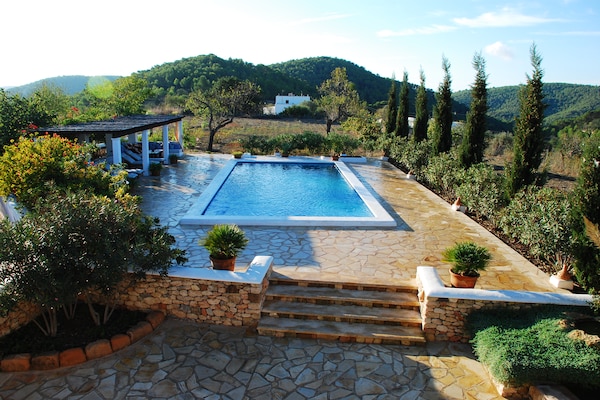Foto van Landhuis in San José bij Cala Jondal Strand - Vakantiehuis in San José - PoolOfHouse