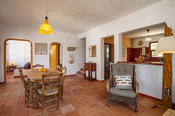 Foto van Rustige villa in Cala Vadella met zwembad - Vakantiehuis in Sant Josep de sa Talaia - DiningRoom