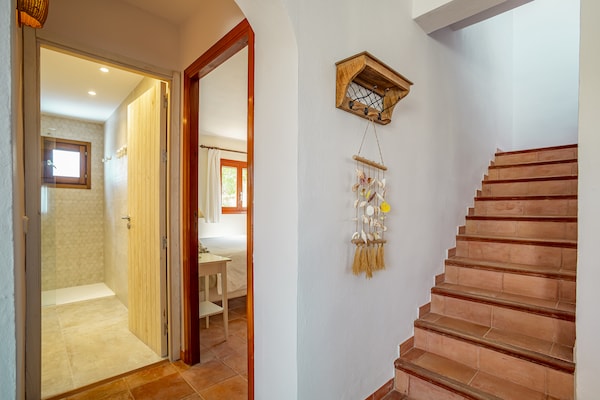 Foto van Rustige villa in Cala Vadella met zwembad - Vakantiehuis in Sant Josep de sa Talaia - DiningRoom