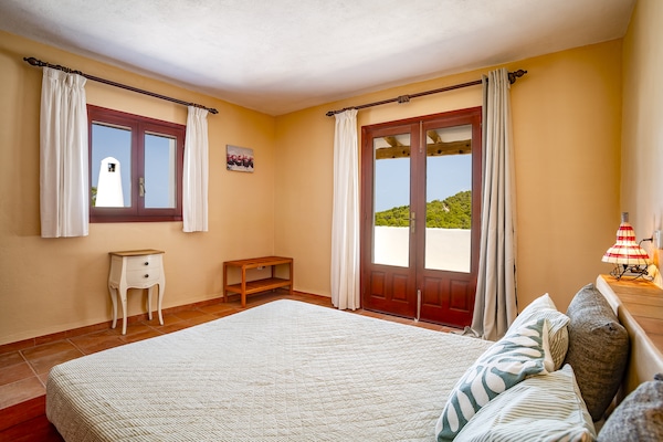 Foto van Rustige villa in Cala Vadella met zwembad - Vakantiehuis in Sant Josep de sa Talaia - BedRoom