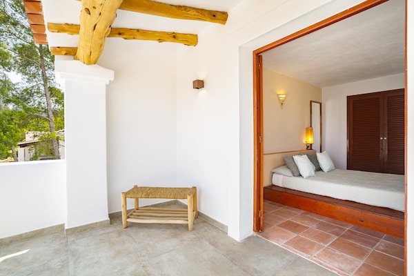 Foto van Rustige villa in Cala Vadella met zwembad - Vakantiehuis in Sant Josep de sa Talaia - BathRoom