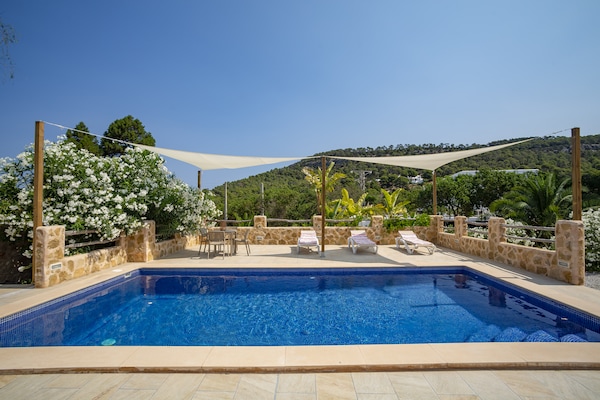 Foto van Rustige villa in Cala Vadella met zwembad - Vakantiehuis in Sant Josep de sa Talaia - TerraceBalcony