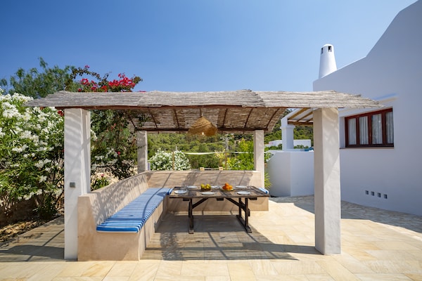 Foto van Rustige villa in Cala Vadella met zwembad - Vakantiehuis in Sant Josep de sa Talaia - TerraceBalcony
