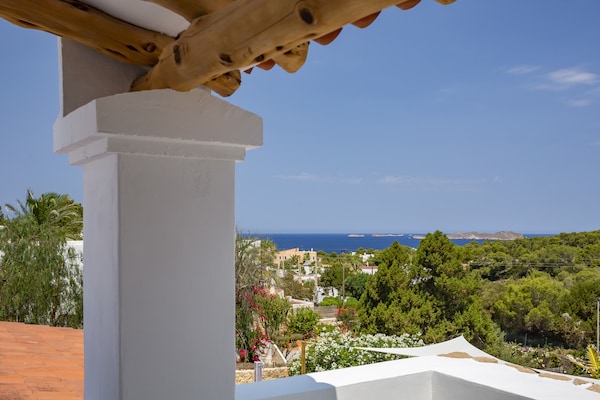 Foto van Rustige villa in Cala Vadella met zwembad - Vakantiehuis in Sant Josep de sa Talaia - TerraceBalcony